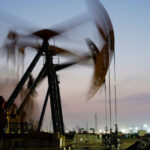 pretul petrolului a depasit 100 de dolari pe baril pentru prima data in ultimii patru ani 69ae58ad06cf8