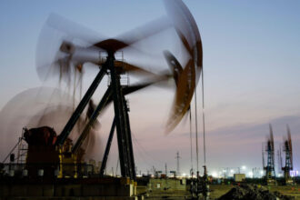 pretul petrolului a depasit 100 de dolari pe baril pentru prima data in ultimii patru ani 69ae58ad06cf8