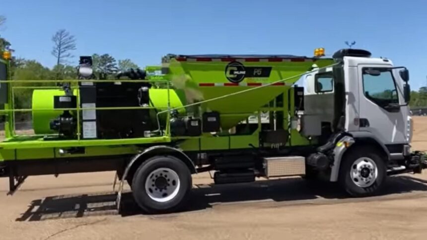 revolutie in infrastructura da nu in romania masina care astupa gropile in 2 minute cu un singur operator 69a7422282a06